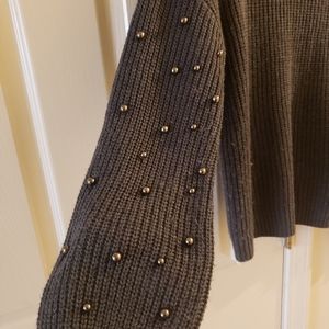 Grey sweater with studs on balloon like sleeves